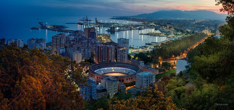 Vista de la plaza de toros de la Malagueta, el Parque y el puerto de Málaga, al anochecer, con luces espectaculares