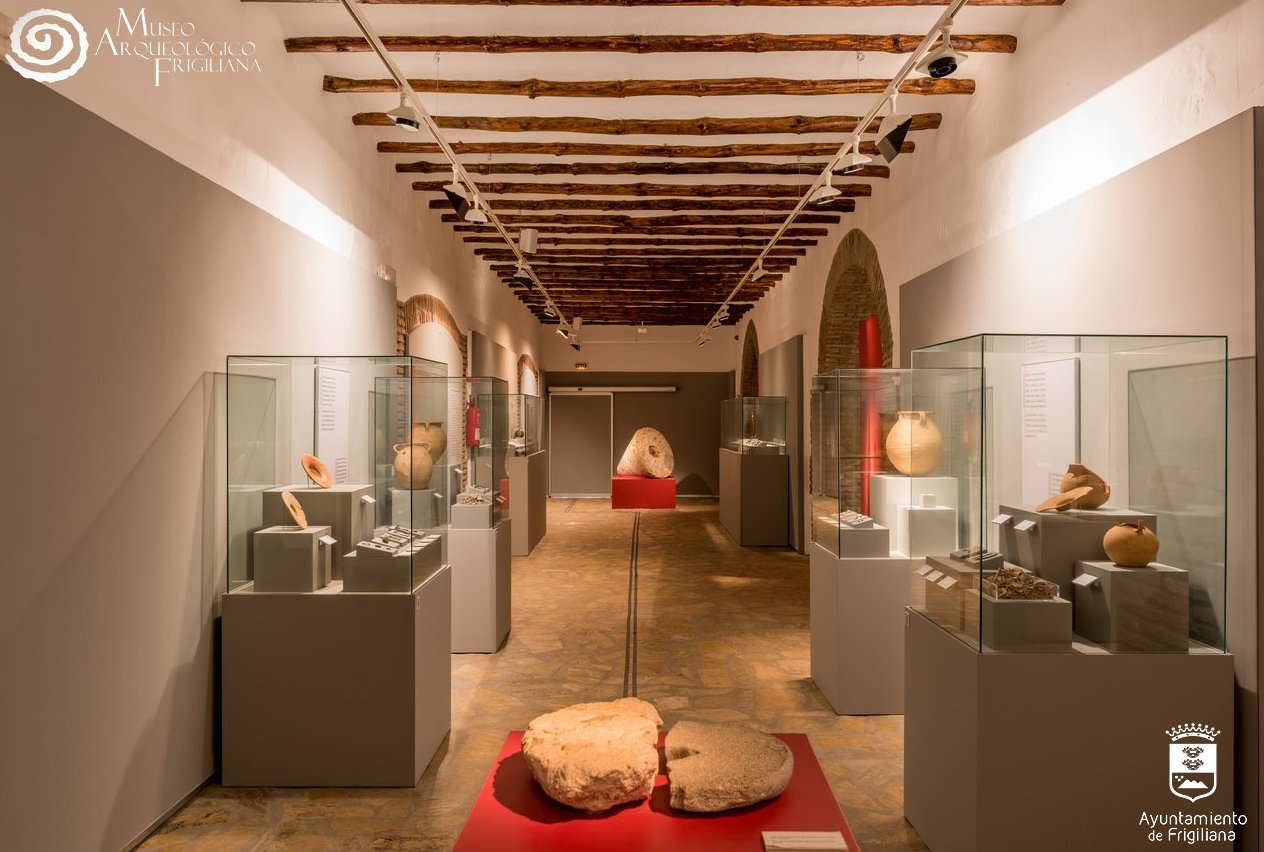 Exposición de piezas de arqueología expuestas en varias vitrinas, en el Museo Arqueológico de Frigiliana, Málaga