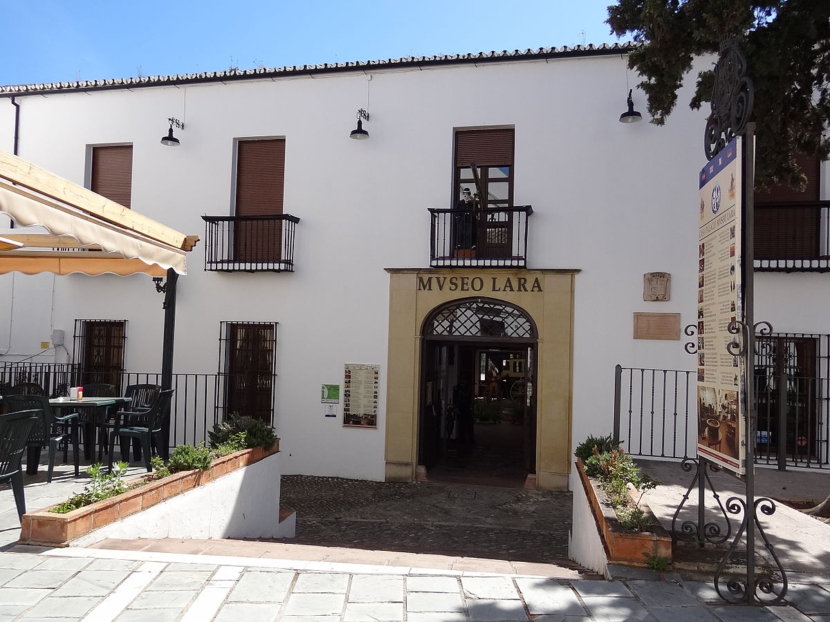 Fachada y puerta de acceso al Museo Lara en Ronda, Málaga.