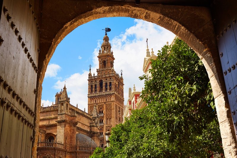 Vista de la Giralda de Sevilla a través de un arco