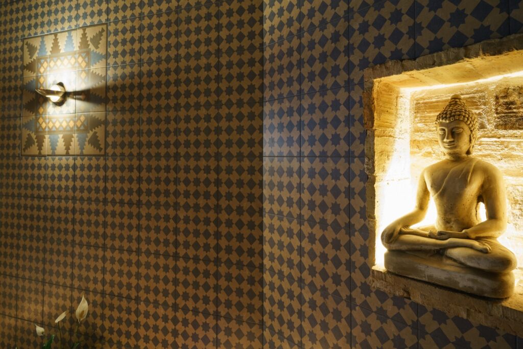Detalle de Buda iluminado en la pared, en el SPA privado de la habitación Jazmín SPA Exclusive
